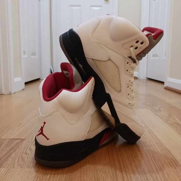 Jordan 5 Retro "Fire-Red" 2013 Basketball Shoes size 9 men/10.5 Women - Picture 13 of 13